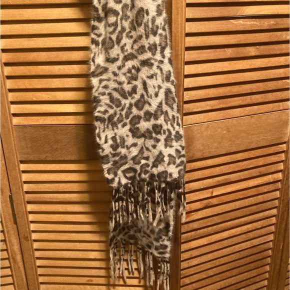 Derhy Leopard Print Angora Scarf - Picture 9 of 16